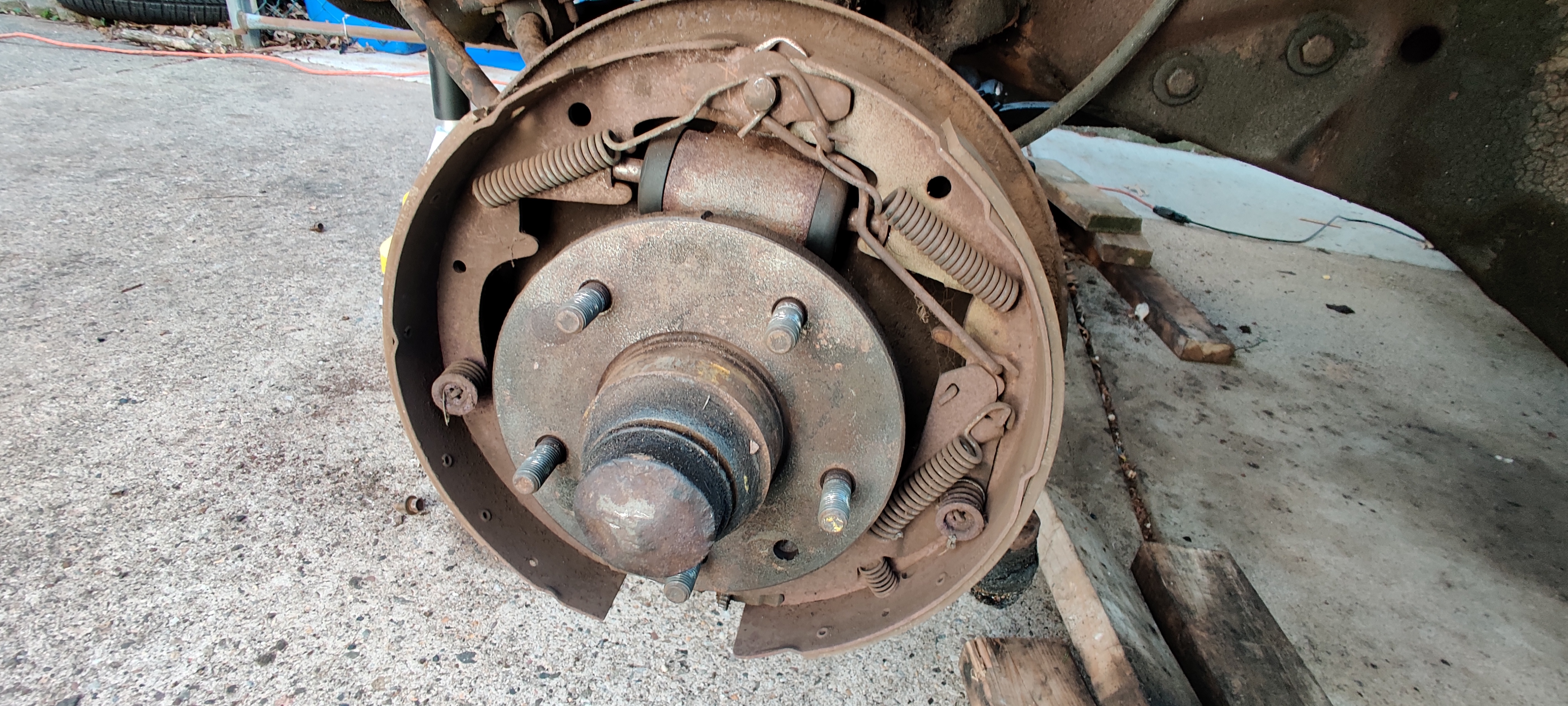 Rear drum brake